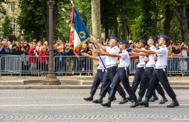 Paris, Fransa - 14 Temmuz 2014: Askeri geçit töreni (Defile) Fransız Ulusal günü, Champs Elysee Bulvarı tören sırasında.