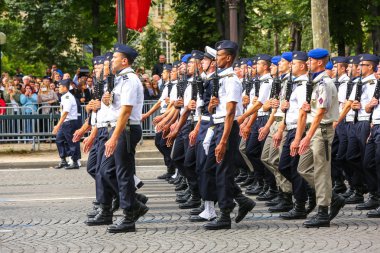 Paris, Fransa - 14 Temmuz 2014: Askeri geçit töreni (Defile) Fransız Ulusal günü, Champs Elysee Bulvarı tören sırasında.