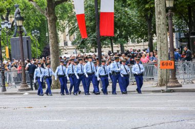 Paris, Fransa - 14 Temmuz 2014: Askeri geçit töreni Ulusal Jandarma (Defile) Fransız Ulusal günü, Champs Elysee Bulvarı tören sırasında.