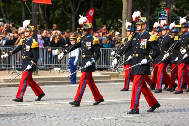 Paris, Fransa - 14 Temmuz 2014: Askeri geçit töreni (Defile) Fransız Ulusal günü, Champs Elysee Bulvarı tören sırasında.