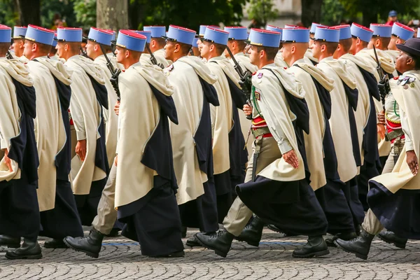 Paris, Fransa - 14 Temmuz 2014: Askeri geçit töreni (Defile) Fransız Ulusal günü, Champs Elysee Bulvarı tören sırasında. — Stok fotoğraf