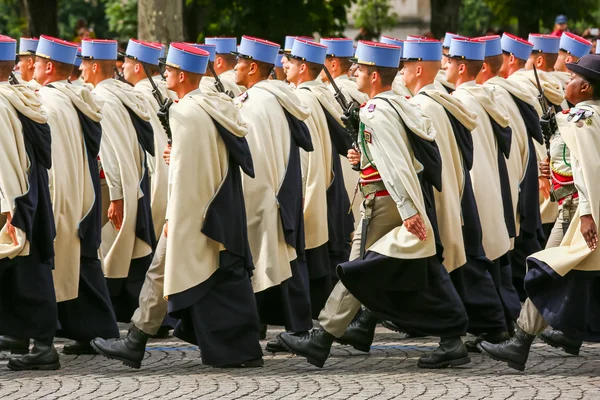 PARIS, FRANÇA - JULHO 14, 2014: Desfile militar (Defile) durante o cerimonial do dia nacional francês, Avenida Champs Elysee . — Fotografia de Stock