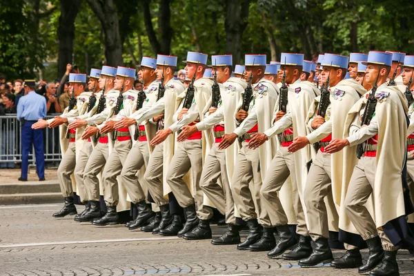 Paris, Frankrike - 14 juli 2014: Militärparad (ravin) under ceremoniellt av franska nationaldagen, Champs Elysee avenue. — Stockfoto