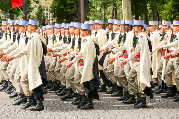 Παρίσι, Γαλλία - 14 Ιουλίου 2014: Στρατιωτική παρέλαση (Defile) κατά τη διάρκεια τελετών της γαλλική εθνική εορτή, Λεωφόρος Ηλυσίων ελυζε. — Φωτογραφία Αρχείου