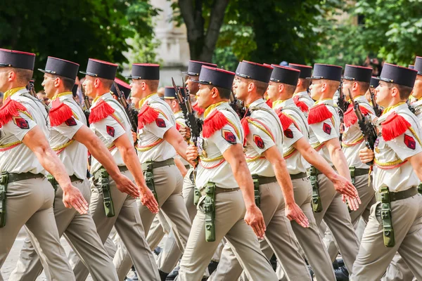 PARIGI, FRANCIA - 14 LUGLIO 2014: Parata militare (profanazione) durante la cerimonia della festa nazionale francese, viale Champs Elysee . — Foto Stock