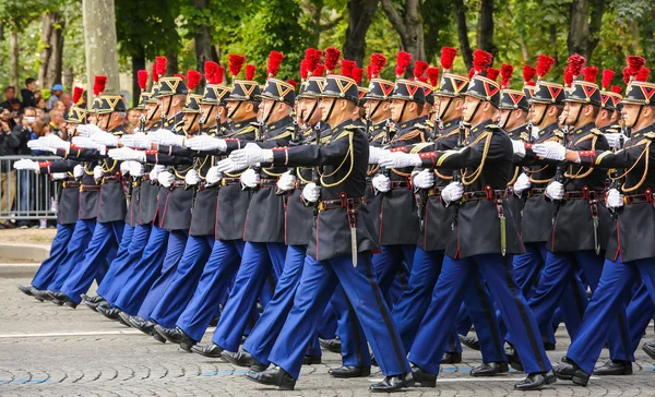 Paris, Frankrijk - 14 juli 2014: Militaire parade (versmalling) tijdens de ceremoniële van Franse nationale feestdag, Champs Elysee avenue. — Stockfoto