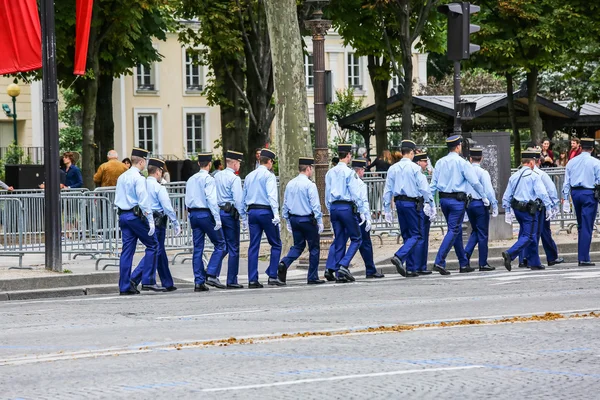 Париж, Франція - 14 липня 2014 року: Військовий парад національної жандармерії (осквернити) під час Обрядовий французький Національний день, радіусі авеню. — стокове фото