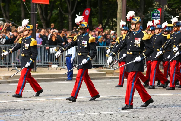 PARÍS, FRANCIA - 14 DE JULIO DE 2014: Desfile militar (desfilar) durante la ceremonia del día nacional francés, avenida Champs Elysee . — Foto de Stock