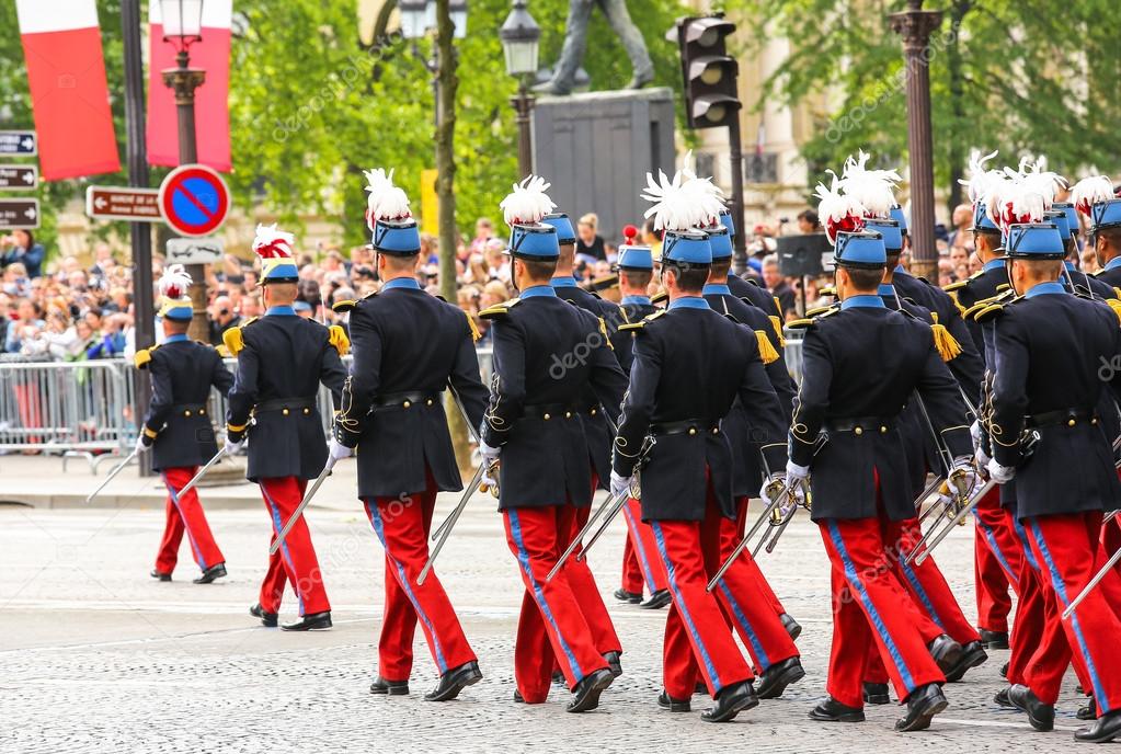 Dlaczego 14 Lipca Jest świętem Narodowym We Francji Paris, Francja - 14 lipca 2014: Parada wojskowa (Cieśnina) podczas