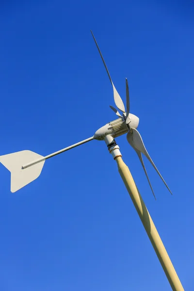 Частный ветрогенератор — стоковое фото