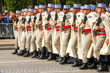 Paris, Fransa - 14 Temmuz 2014: Askeri geçit töreni (Defile) Fransız Ulusal günü, Champs Elysee Bulvarı tören sırasında.