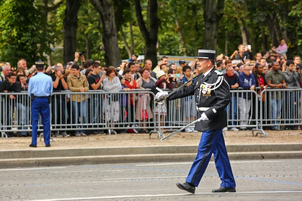 PARIS, FRANCE - 14 JUILLET 2014 : Capitaine Défilé militaire de la gendarmerie nationale (Defile) lors de la cérémonie de la fête nationale française, avenue Champs Elysee . — Photo