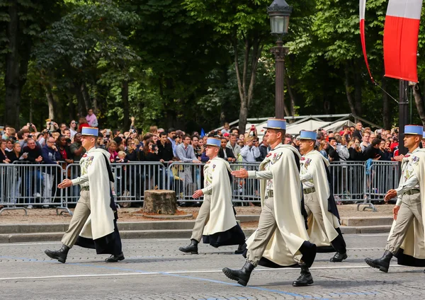 Paris, Frankrijk - 14 juli 2014: Militaire parade (versmalling) tijdens de ceremoniële van Franse nationale feestdag, Champs Elysee avenue. — Stockfoto