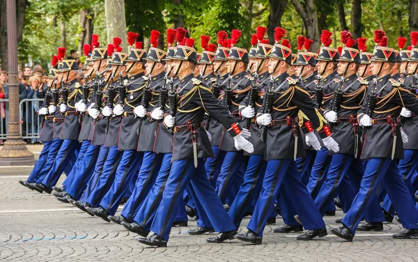 Paris, Frankrijk - 14 juli 2014: Militaire parade (versmalling) tijdens de ceremoniële van Franse nationale feestdag, Champs Elysee avenue. — Stockfoto