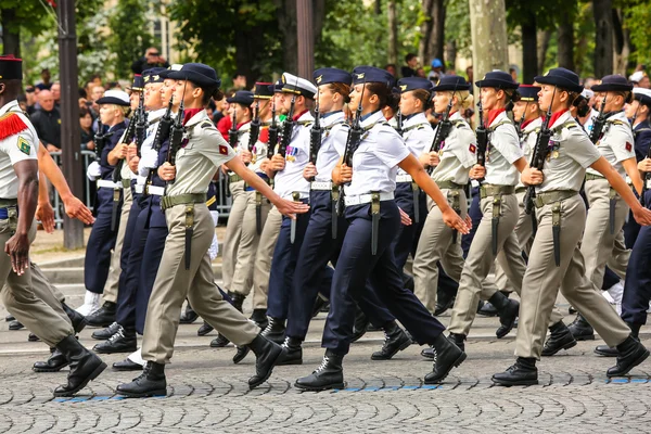 法国巴黎-2014 年 7 月 14 日 ︰ 阅兵 （峡口） 在法国的国庆日，香榭丽舍大道的庆典. — 图库照片