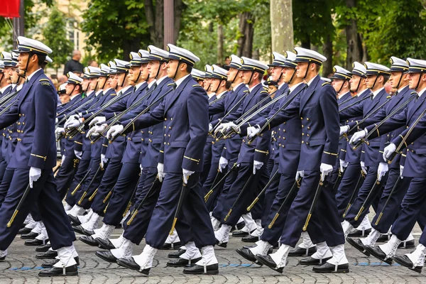 PARIS, FRANÇA - JULHO 14, 2014: Desfile militar (Defile) durante o cerimonial do dia nacional francês, Avenida Champs Elysee . — Fotografia de Stock