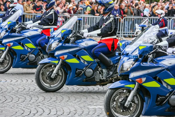 Paris, Frankrike - 14 juli 2014: Militärparad av nationella Gendarmerie (ravin) under ceremoniellt av franska nationaldagen, Champs Elysee avenue. — Stockfoto