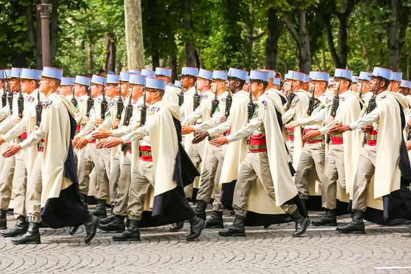 PARÍS, FRANCIA - 14 DE JULIO DE 2014: Desfile militar (desfilar) durante la ceremonia del día nacional francés, avenida Champs Elysee . —  Fotos de Stock
