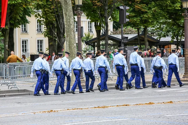 Paris, Frankrijk - 14 juli 2014: Militaire parade van nationale Rijkswacht (versmalling) tijdens de ceremoniële van Franse nationale feestdag, Champs Elysee avenue. — Stockfoto