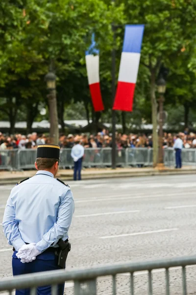 Nationale gendarmerie tijdens de ceremoniële Franse nationale dag, Champs Elysee Avenue. — Stockfoto