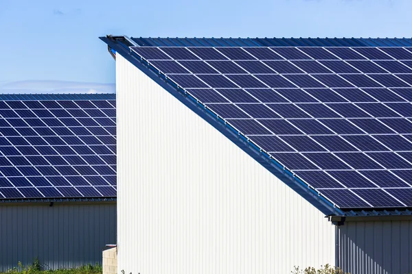 Fotovoltaické solární panely na zemědělských skladů — Stock fotografie