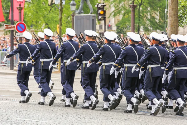 Paris, Francja - 14 lipca 2014: Parada wojskowa (Cieśnina) podczas uroczyste francuski Narodowy dzień, Champs Elysee avenue. — Zdjęcie stockowe