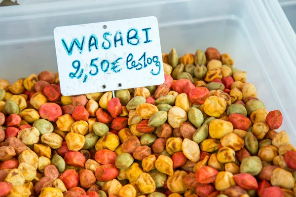 Cacahuete crujiente wasabi en un puesto de mercado tradicional — Foto de Stock