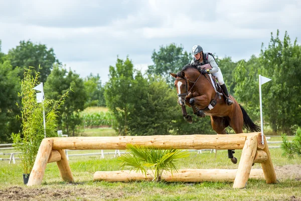 Saint Cyr du Doret, Frankrike - 29 juli 2016: ryttaren Rider häst över ett hinder på cross country händelse — Stockfoto