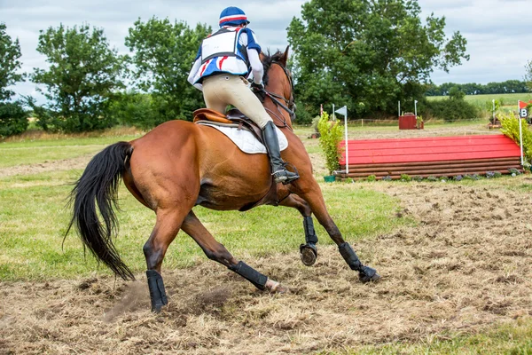 Rider på sin galopperande häst under en Cross Country händelse — Stockfoto