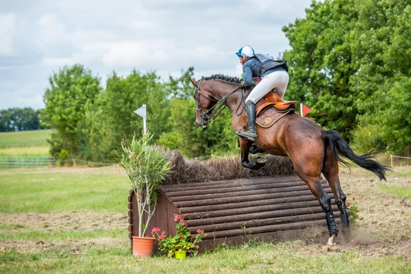 Saint Cyr du János, Franciaország - július 29, 2016: lovas lovaglás keresztül akadályozza a cross country esemény — Stock Fotó