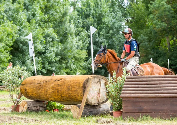 Saint Cyr du Doret, Frankrike - 29 juli 2016: ryttaren Rider häst över ett hinder på cross country händelse — Stockfoto