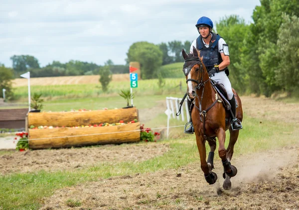 Saint Cyr du Doret, Francia - 29 de julio de 2016: Jinete en su caballo galopante durante una manisfestación a campo traviesa — Foto de Stock