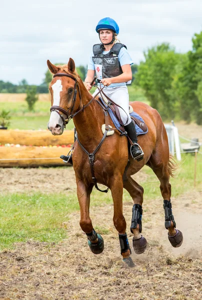 Saint Cyr du Doret, Francia - 29 de julio de 2016: Jinete en su caballo galopante durante una manisfestación a campo traviesa — Foto de Stock