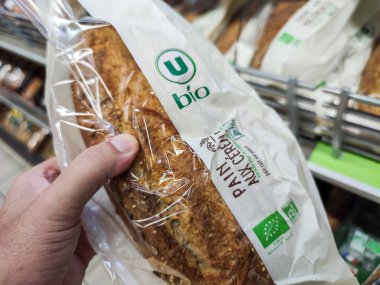 Puilboreau, Fransa - 14 Ekim 2020: Süpermarketin fırın bölümünden organik mısır gevreği alan adam