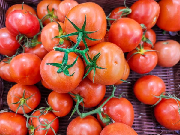 Focus Sélectionné Sur Groupe Tomates Fraîches Françaises Vendues Sur Marché — Photo