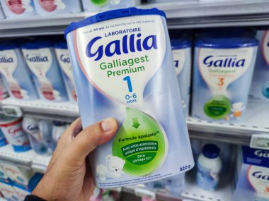 Puilboreau, Fransa - 14 Ekim 2020: Bir tüketici süpermarketin bebek maması bölümünden bir kutu Gallia marka bebek sütü seçiyor
