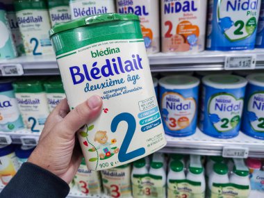 Puilboreau, Fransa - 14 Ekim 2020: Bir tüketici bir süpermarketin bebek maması bölümünden bir kutu Bledilait marka süt seçiyor