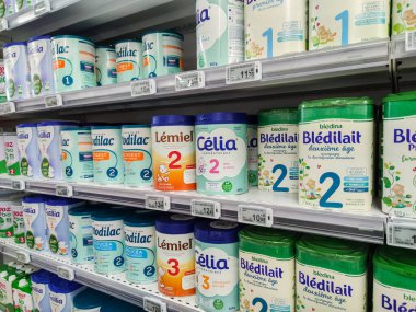 Puilboreau, Fransa - 14 Ekim 2020: Fransız süpermarketinde satılmak üzere çeşitli marka toz Bebek Sütü koleksiyonu seçildi