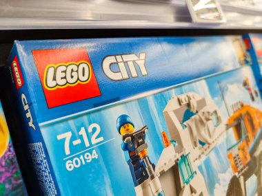 Puilboreau, Fransa - 14 Ekim 2020: Fransız süpermarketlerinde satılmak üzere birçok kutu Lego markası koleksiyonu
