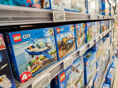 Puilboreau, Fransa - 14 Ekim 2020: Fransız süpermarketlerinde satılmak üzere birçok kutu Lego markası koleksiyonu