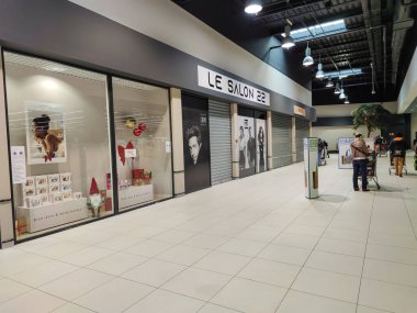 Ameliyatlar, Fransa - 31 Ekim 2020: Dükkanları kapalı alışveriş salonu ve kapalı perdeler covid-19 nedeniyle kapatılmıştır.