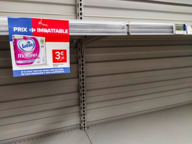 Ferrieres, Fransa - 29 Ekim 2020: Fransız süpermarket tüketicileri tarafından saldırıya uğradığı için kağıt havlu rafı tamamen boş