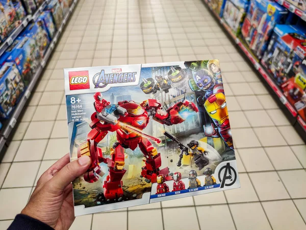 Puilboreau Franța Octombrie 2020 Closeup Man Cumpără Manual Avenger Marvel — Fotografie, imagine de stoc