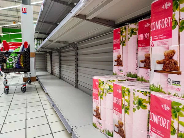 法国费里埃勒斯 2020年10月29日 法国一家超市的卫生纸货架几乎是空的 — 图库照片