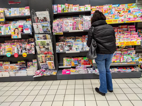 Ferrieres France October 2020 Woman Choosing Magazine Bookstore Section Supermarket — Stock Photo, Image