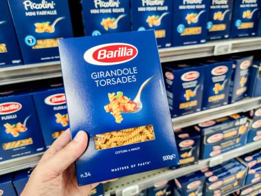 Puilboreau, Fransa - 14 Ekim 2020: Fransız süpermarketinde satılmak üzere Girandole Torsades makarna markalı bir paket satın alma