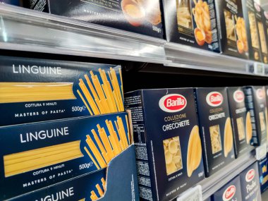 Puilboreau, Fransa - 14 Ekim 2020: Fransız süpermarketinde satılmak üzere Barilla marka linguine makarna koleksiyonu