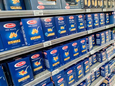 Puilboreau, Fransa - 14 Ekim 2020: Fransız süpermarketlerinde satılmak üzere Barilla marka makarna koleksiyonu