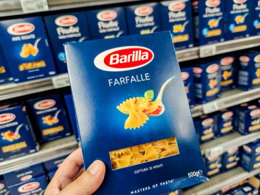 Puilboreau, Fransa - 14 Ekim 2020: Fransız süpermarketinde satılmak üzere Barilla marka farfalle makarna paketi satın almak