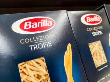 Puilboreau, Fransa - 14 Ekim 2020: Fransız süpermarketinde satılmak üzere seçilmiş trofie makarna koleksiyonu
